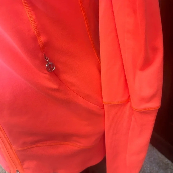 Lululemon size 6 jacket… never worn washed once- couple discolourations see dead - Picture 7 of 7